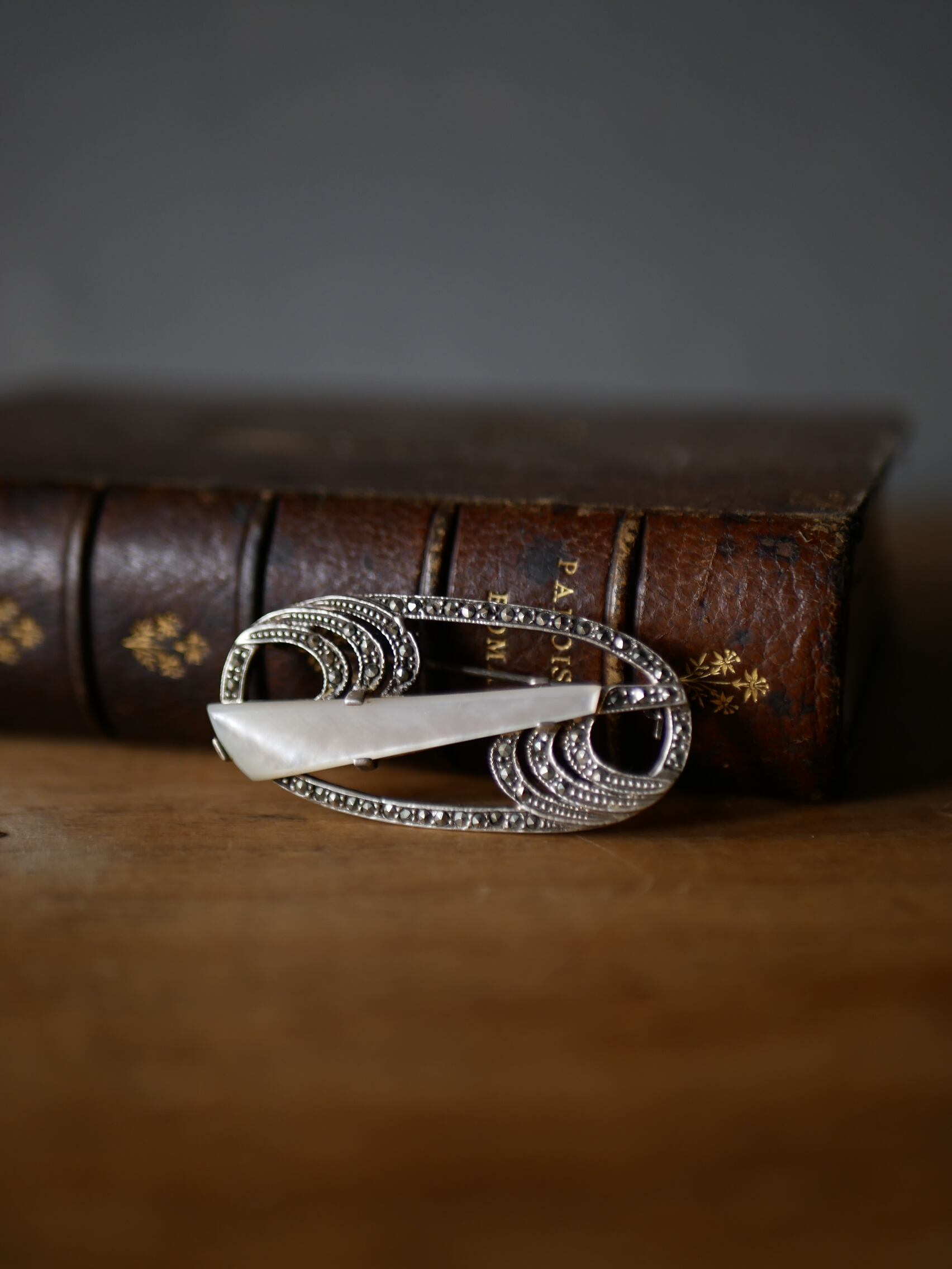 マザーオブパールとマーカサイトのブローチ 純銀 フランスヴィンテージ アンティークアクセサリー