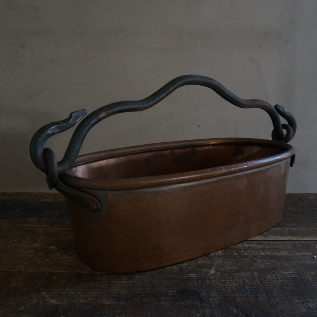 古いフランスの銅プランター