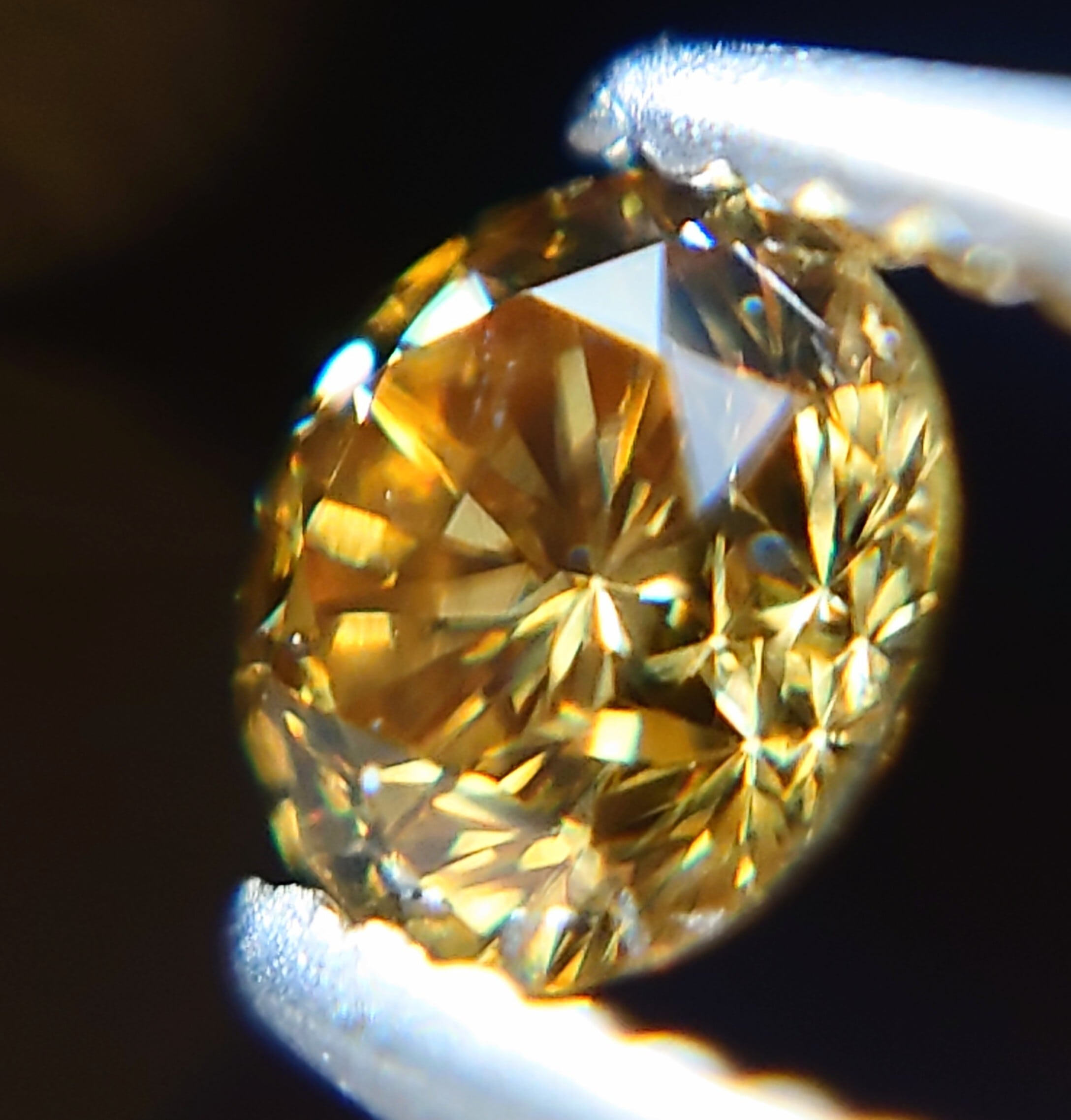 Fancy Deep Yellow 0.104ct 天然イエローダイヤモンドルース