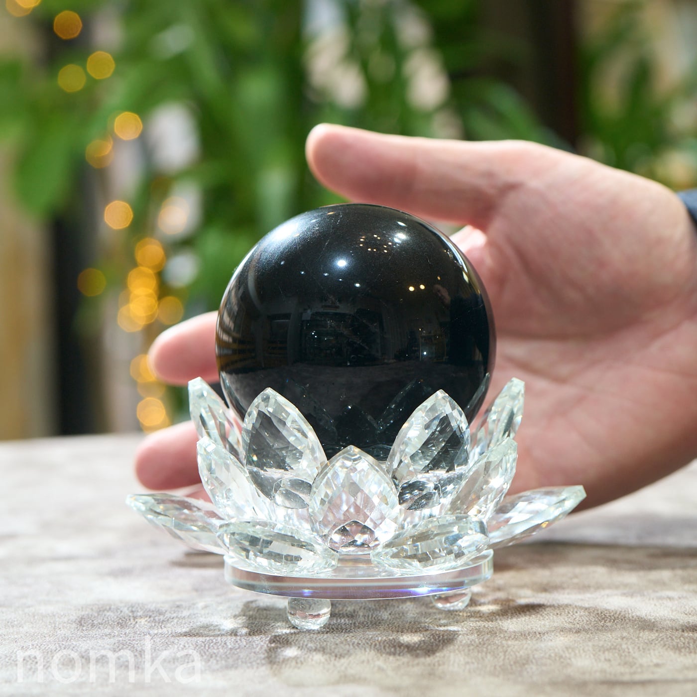 大理石や黒水晶（モリオン）などの天然石で作られた球体と、台座のセット 漆黒の結界、聖域を護る守護石】天然モリオン(黒水晶) 66.5mmスフィア
