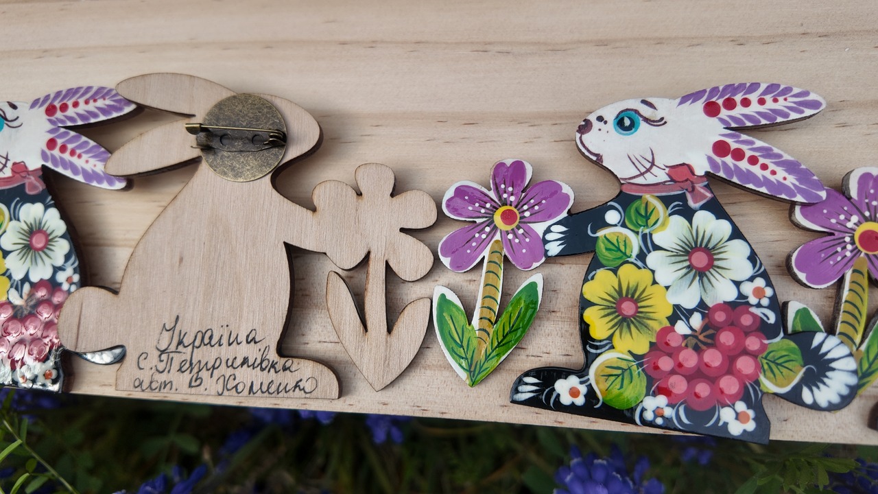 ウクライナ伝統絵画 ペトリキウカ塗り 木製ブローチ（ホメンコ作）うさぎ　ラビット　フラワー　花 - 5