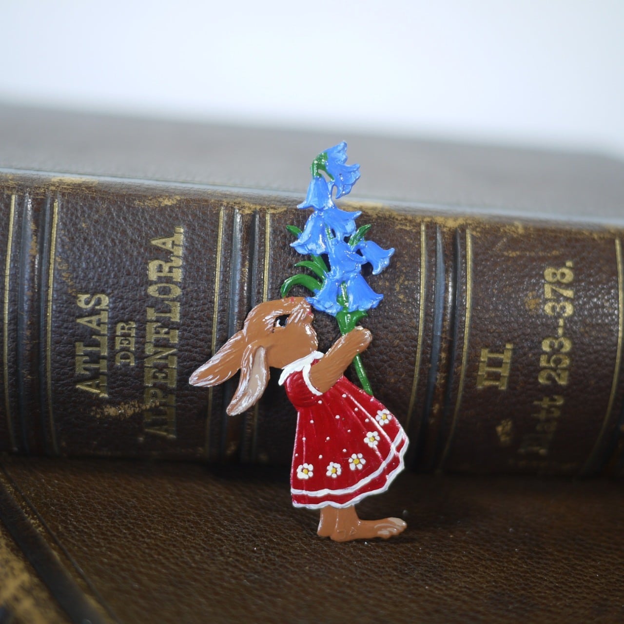 錫の飾り 花を持つうさぎ ドイツ