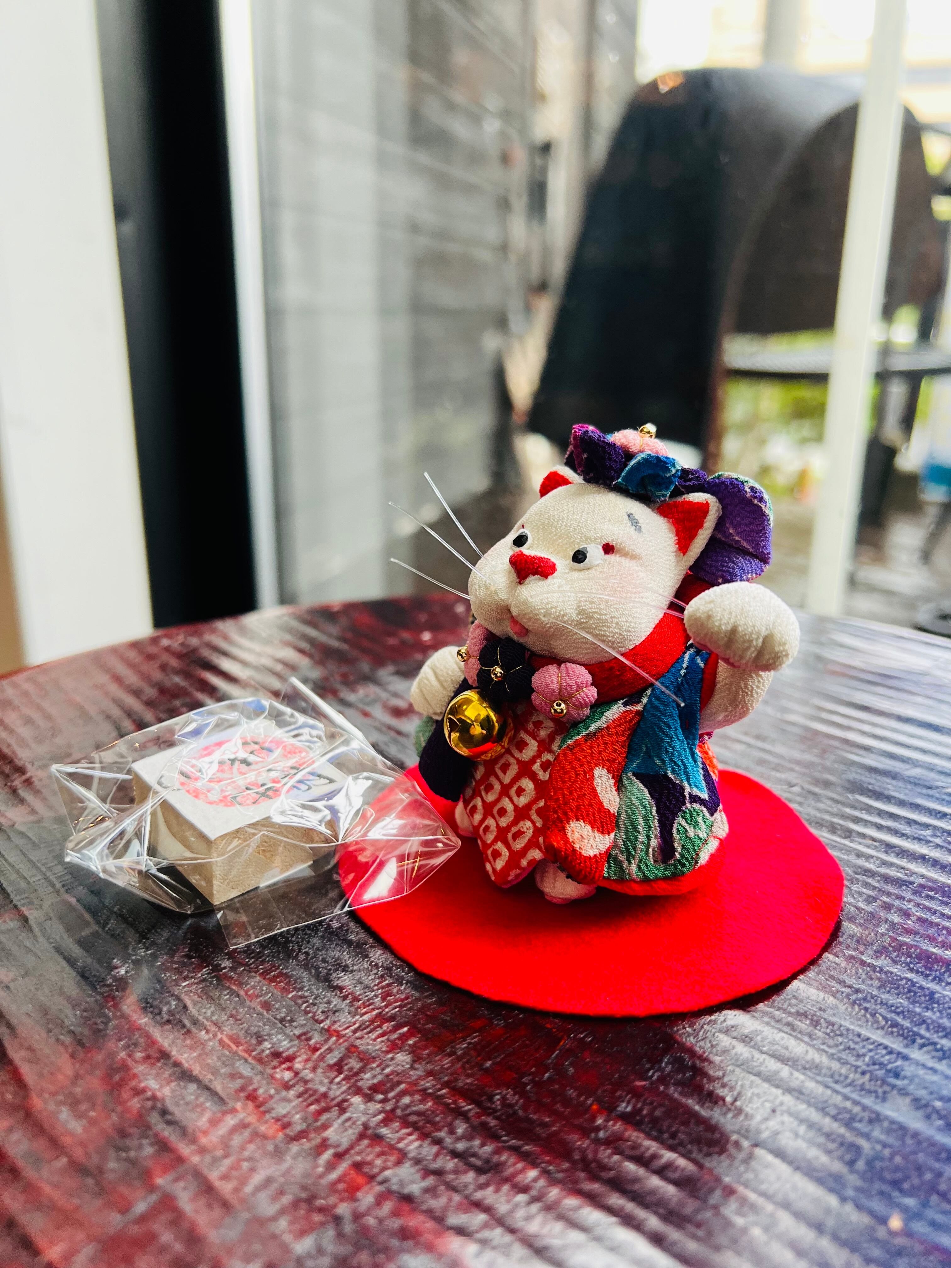 古布創作人形｜招きにゃんこ（左手）小判②｜上原装子 | manekinekoya