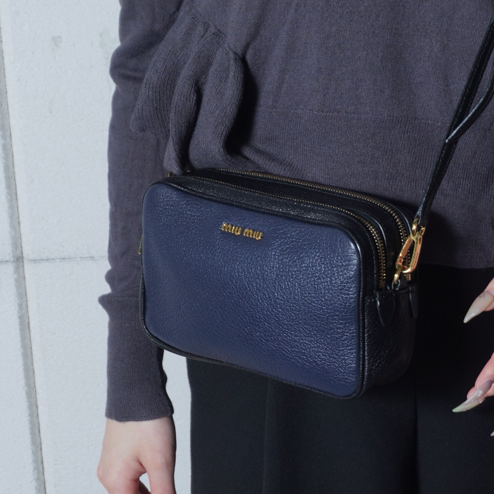 miu miu】ミュウミュウ ロゴ入 バイカラーレザーショルダーバッグ