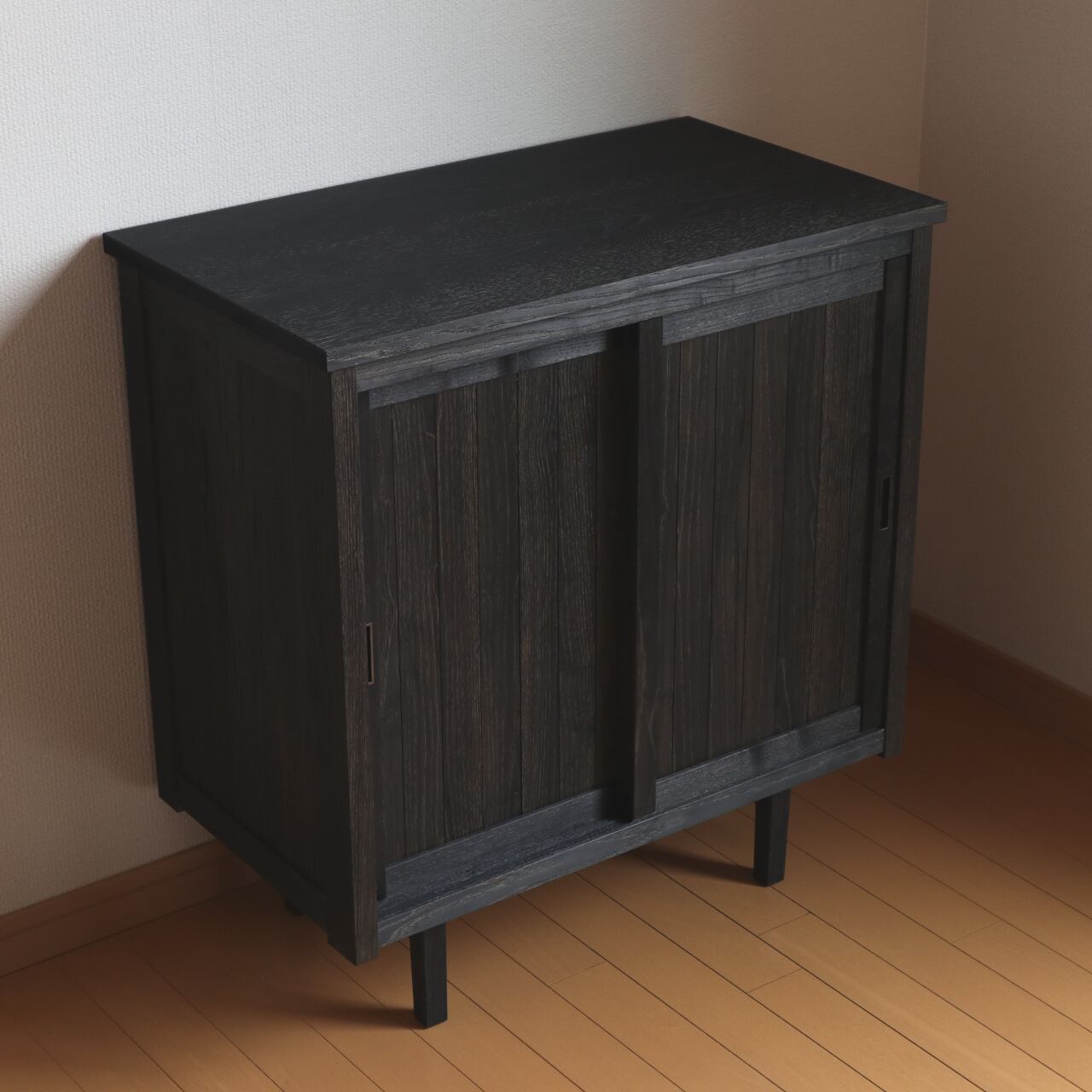 栗の引戸キャビネット 無垢板 黒染め | オバタ家具店