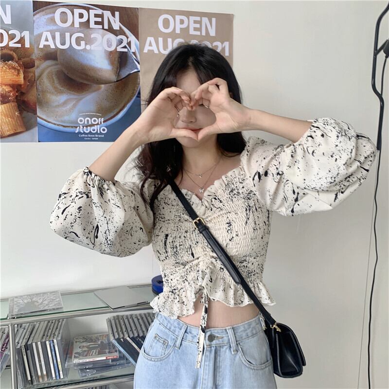 トップス レディース ブラウス シャーリング 長袖 ショート ボリューム袖 Vネック フリル ふんわり ふんわり袖 かわいい 可愛い シンプル カジュアル おしゃれ お洒落 オシャレ 大人可愛い ラブリー キュート ガーリー 抜け感 ユニーク 個性的 ナチュラル スリムフィット フリーサイズ ホワイト ブラック 学生 大学生 デート 通学 お出かけ ショッピング 買い物 公園 女子会 休日 旅行 普段使い ファッション コーデ スタイル モテ インスタ映え 流行 韓国 送料無料 10代 20代 30代