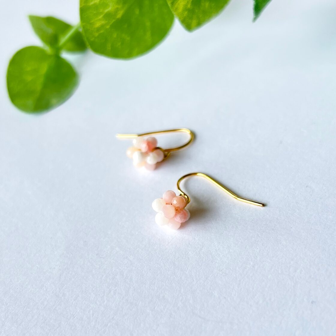 ピンクオパール×ゴールド 揺れるボールピアス | PAY ID
