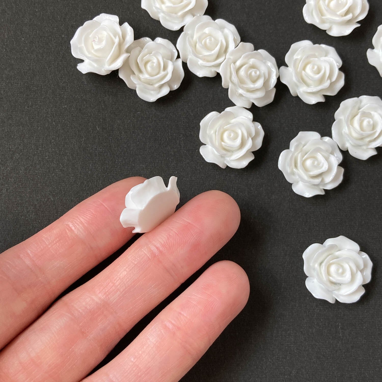 オンライン限定》白バラのカボション | Dua-アクセサリーパーツショップ