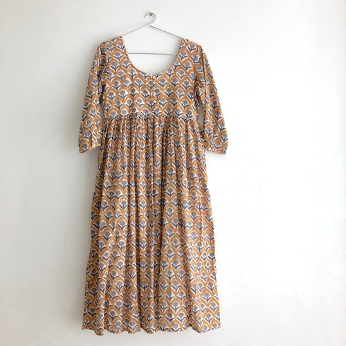 胸元切替えのフレアなワンピース｜黄金にたんぽぽ