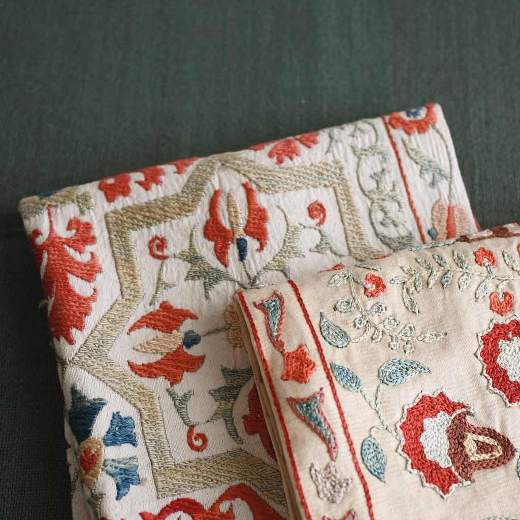 完売 】［ ウズベキスタンからの贈り物 ］スザニ刺繍クッションカバー
