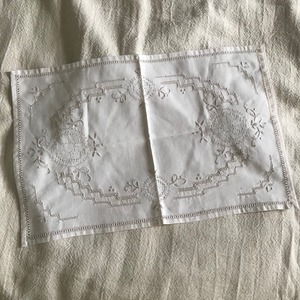 スウェーデンの繊細な刺繍の布