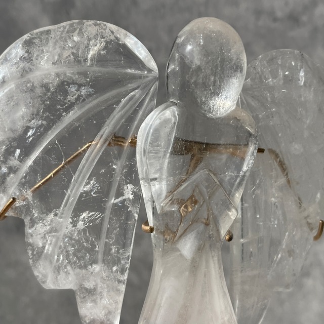 ブラジル・ゴイーア州 クリスタリーナ産 クリアクォーツ エンジェル 彫刻｜スタンド付き