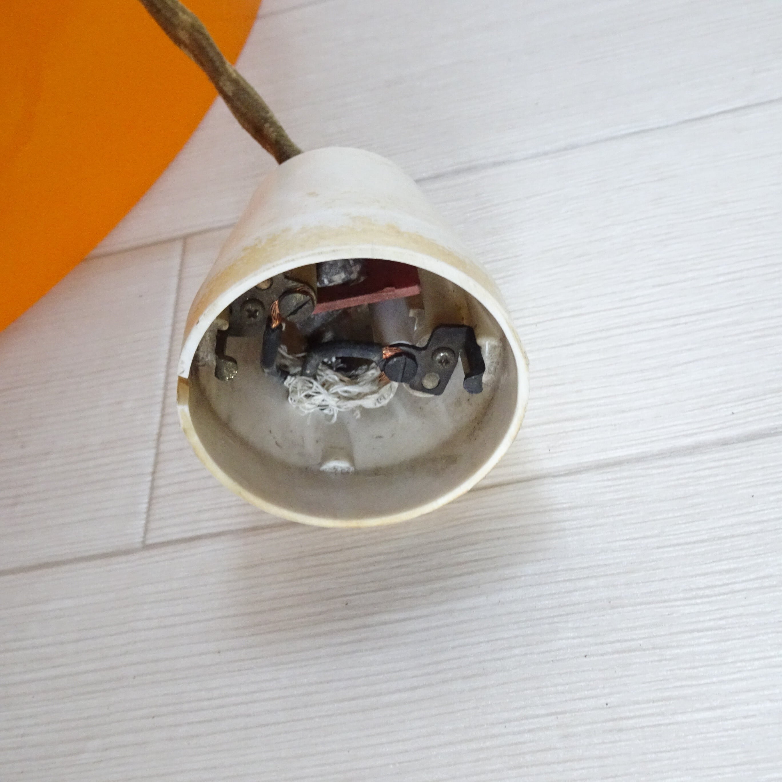 オレンジ色のレトロなペンダントライト | 純喫茶家具の村田商會