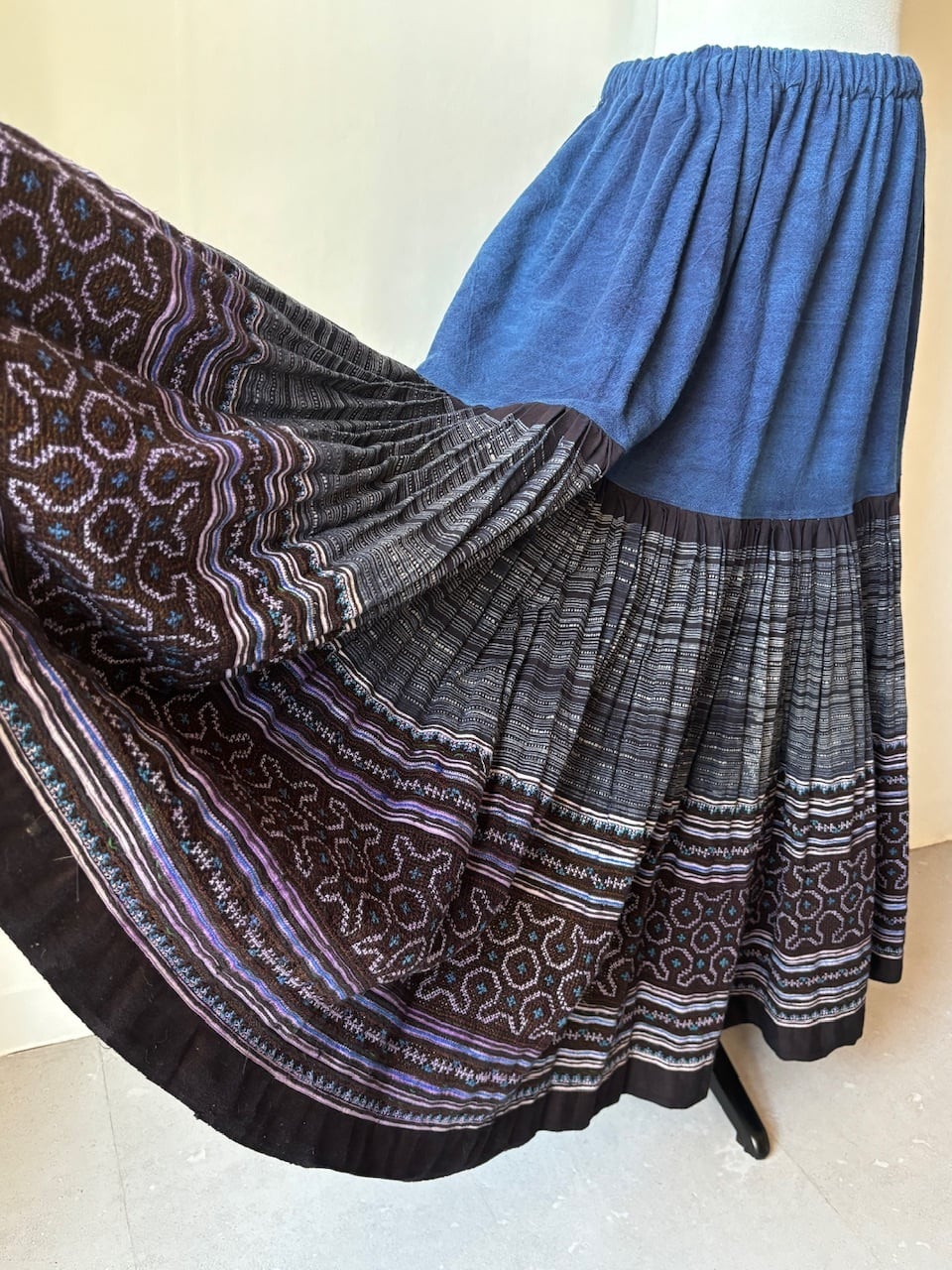 モン族スカート 072 ロング 裾ボリューム 贅沢に巻きスカート1枚使用