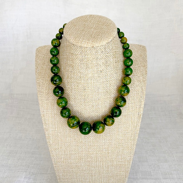ベークライト 緑黄マーブリング 大粒ビーズのネックレス 16ACb8