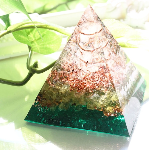 [受注製作] ピラミッド型Ⅱ オルゴナイト ペリドット グリーン
