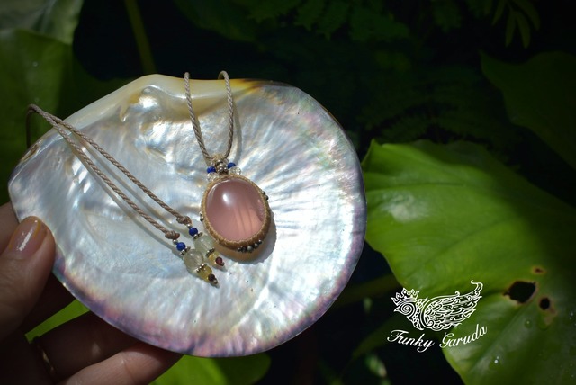 ほんのり虹入り★モルガナイト　シンプルマクラメペンダントmor001