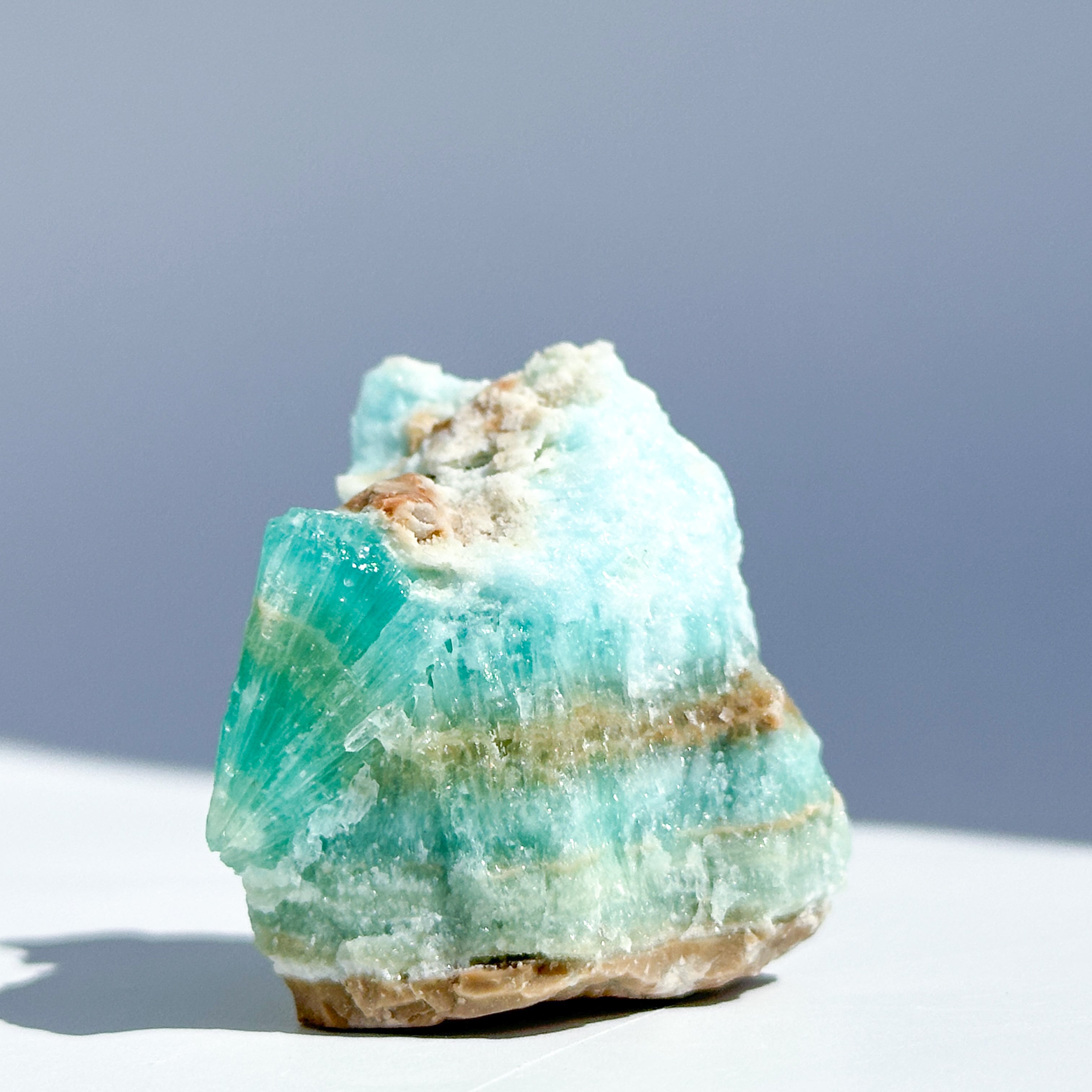 青色結晶の鉱石 1.4Kgパワーストーン 天然石 ソーダライト 六角柱[T581-5807]