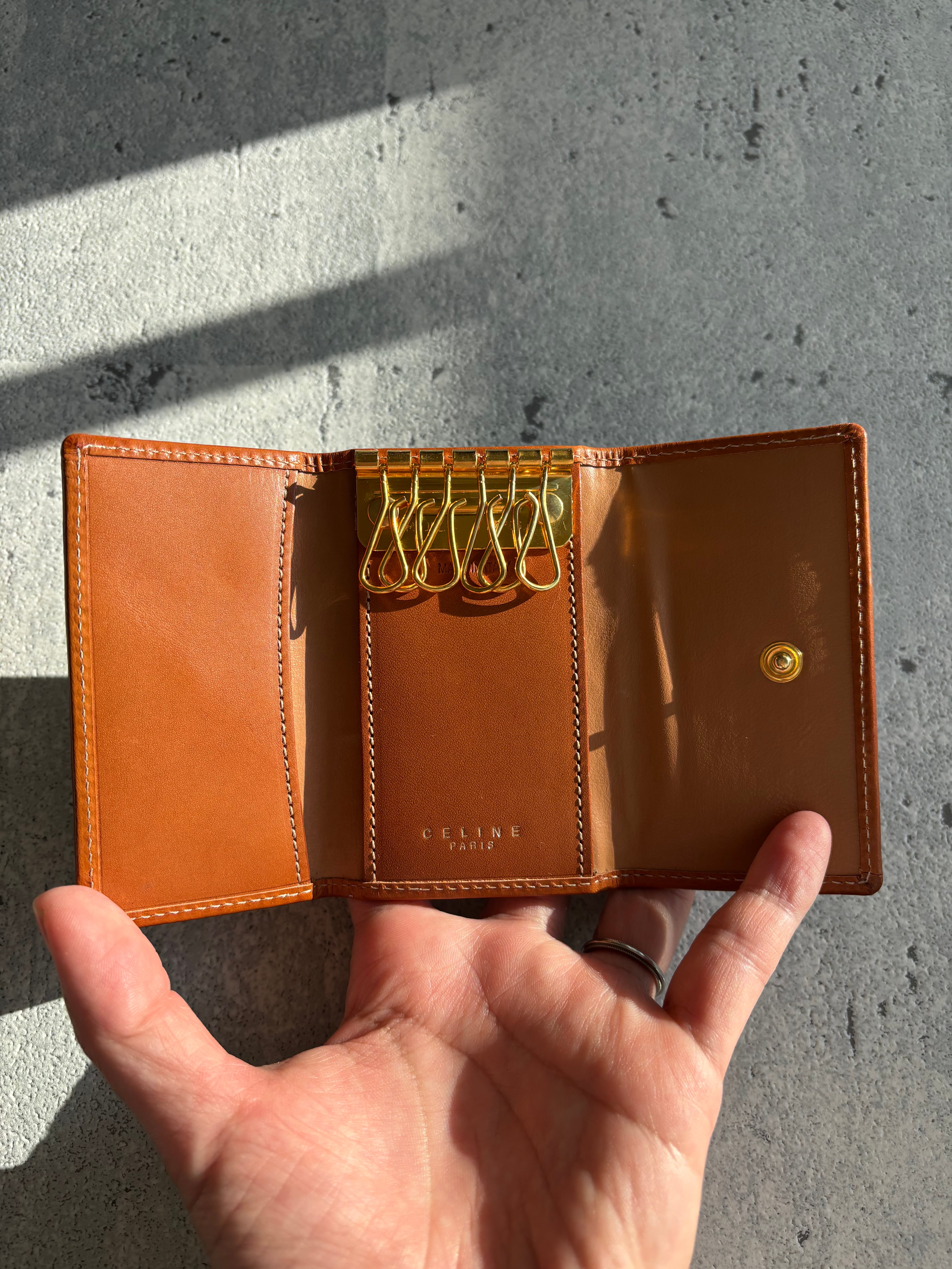 CELINE トリオンフ型押し キーケース ヌメ革 | Petit luxe Vintage
