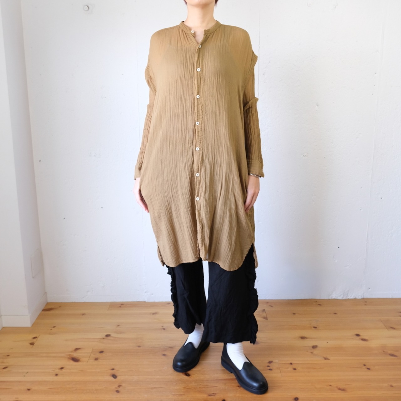 ARMEN(アーメン)コットンガーゼ バンドカラーロングシャツ：アッシュグレー