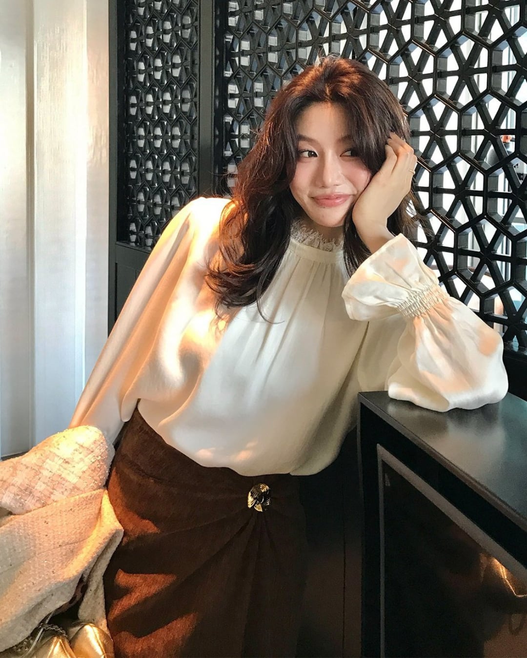 フリルネックブラウス A25535