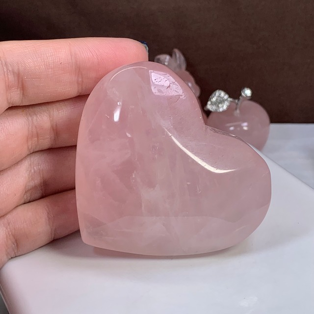 2.可愛いピンク色☆ハートローズクォーツ