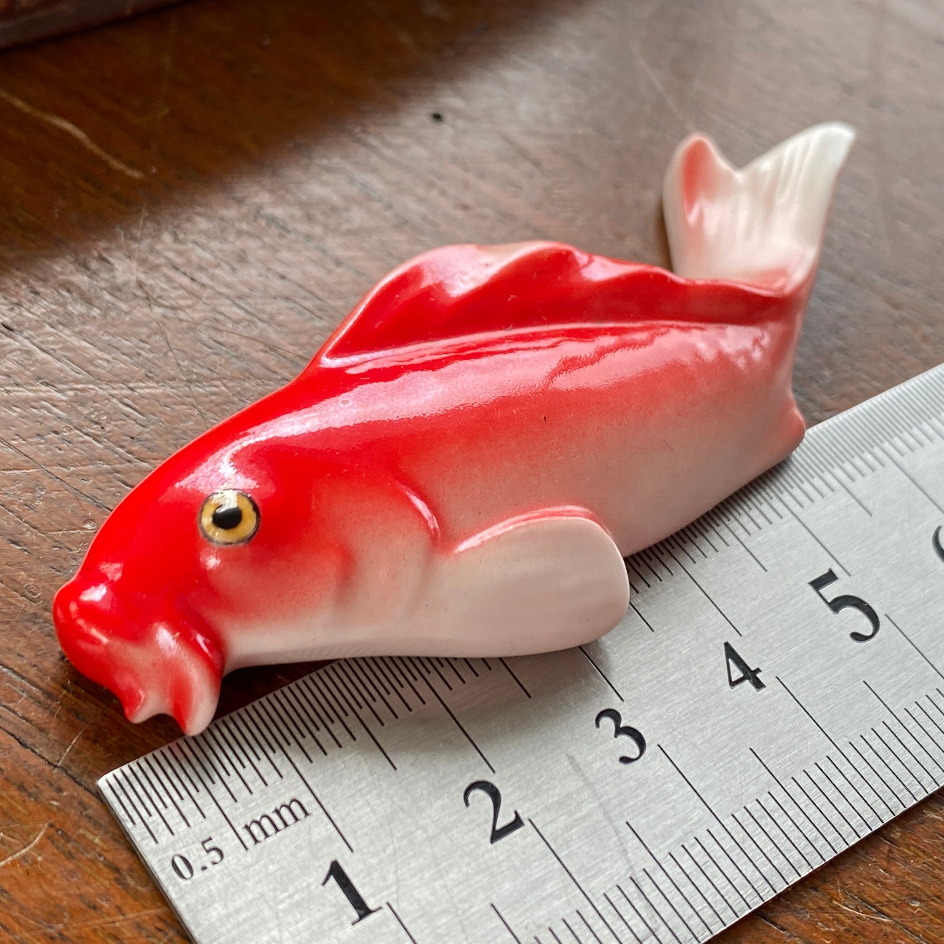 アンティーク　日本陶器　ボーンチャイナ緋鯉の帯留め