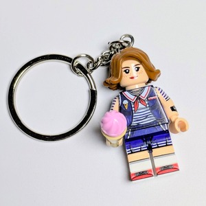 ☆ブロックフィギュアキーホルダー☆【 Stranger Things / ストレンジャーシングス 】 ロビン・バックリー / Scoops Ahoy（スクープス・アホイ） / スターコート・モール 〚アメリカン雑貨 アメトイ〛