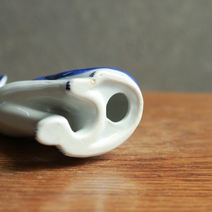 そっと目を閉じた、美しい模様のネコ 1