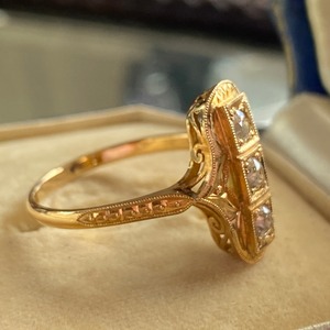 ヴィンテージ 和彫り18金ダイヤモンド3粒の端正なリング