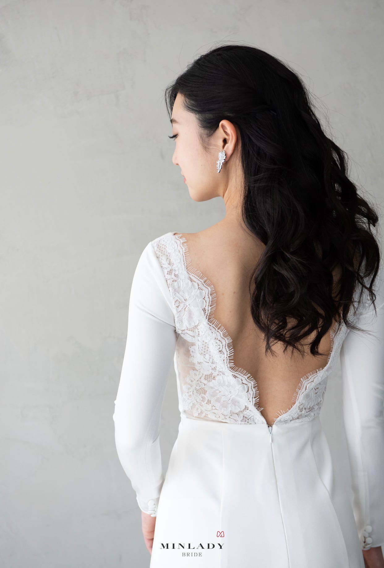 スタイリッシュ ミニマル ボートネック ウェディングドレス | MINLADY