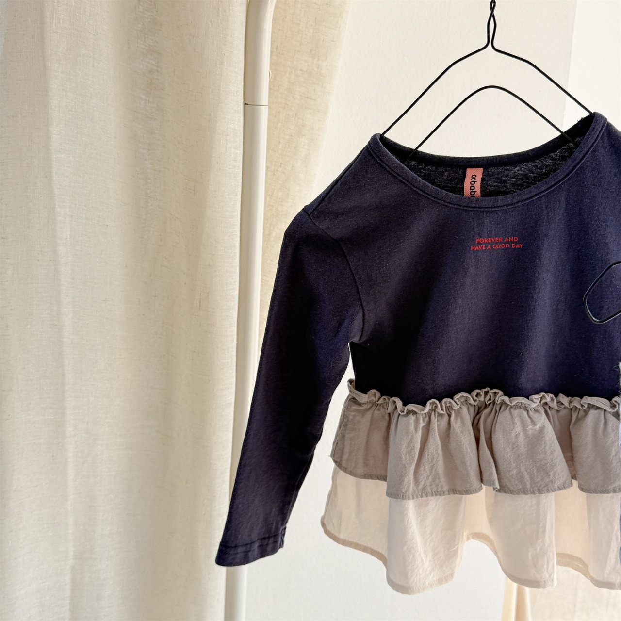 秋英字柄フリル裾Tシャツ