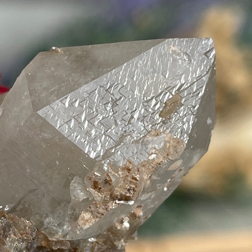 マダガスカル産 クォーツ & マイカ 共生 三角形状成長構造が現れたクォーツ原石｜一点物