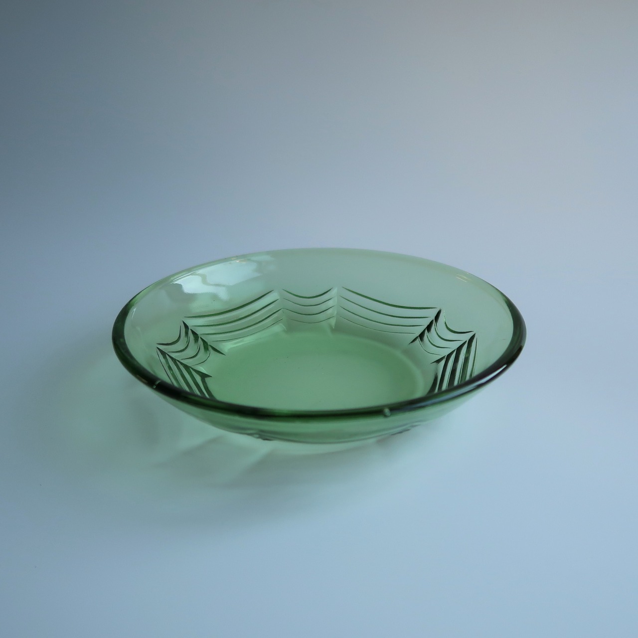 氷のようなガラスの器