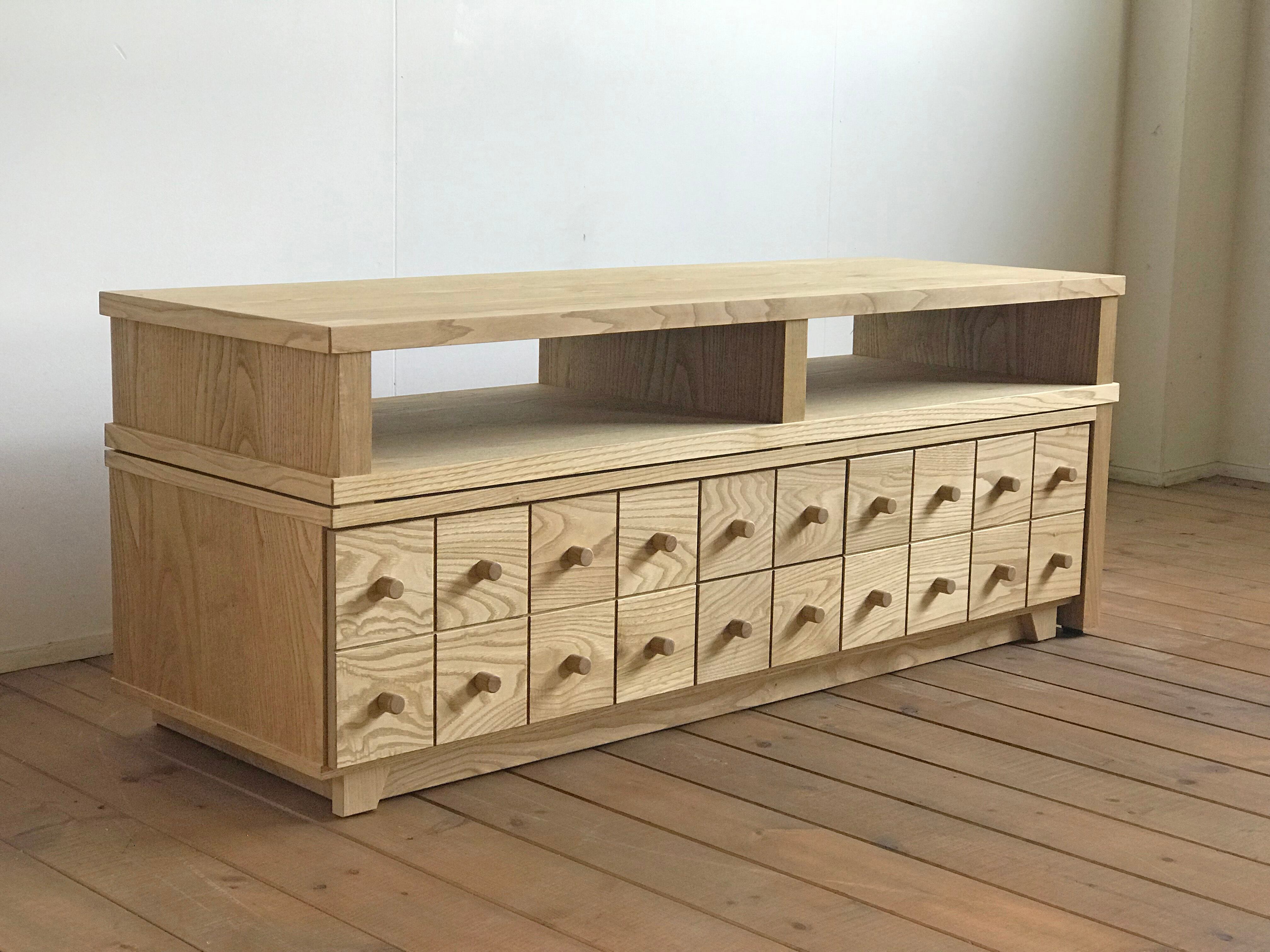 k*m様 頑固おやじ製　栗無垢材　東北の栗の木で作ったTVボード　オイル仕上げ TVより目が行ってしまう（？）、主役級の栗の木のTV台