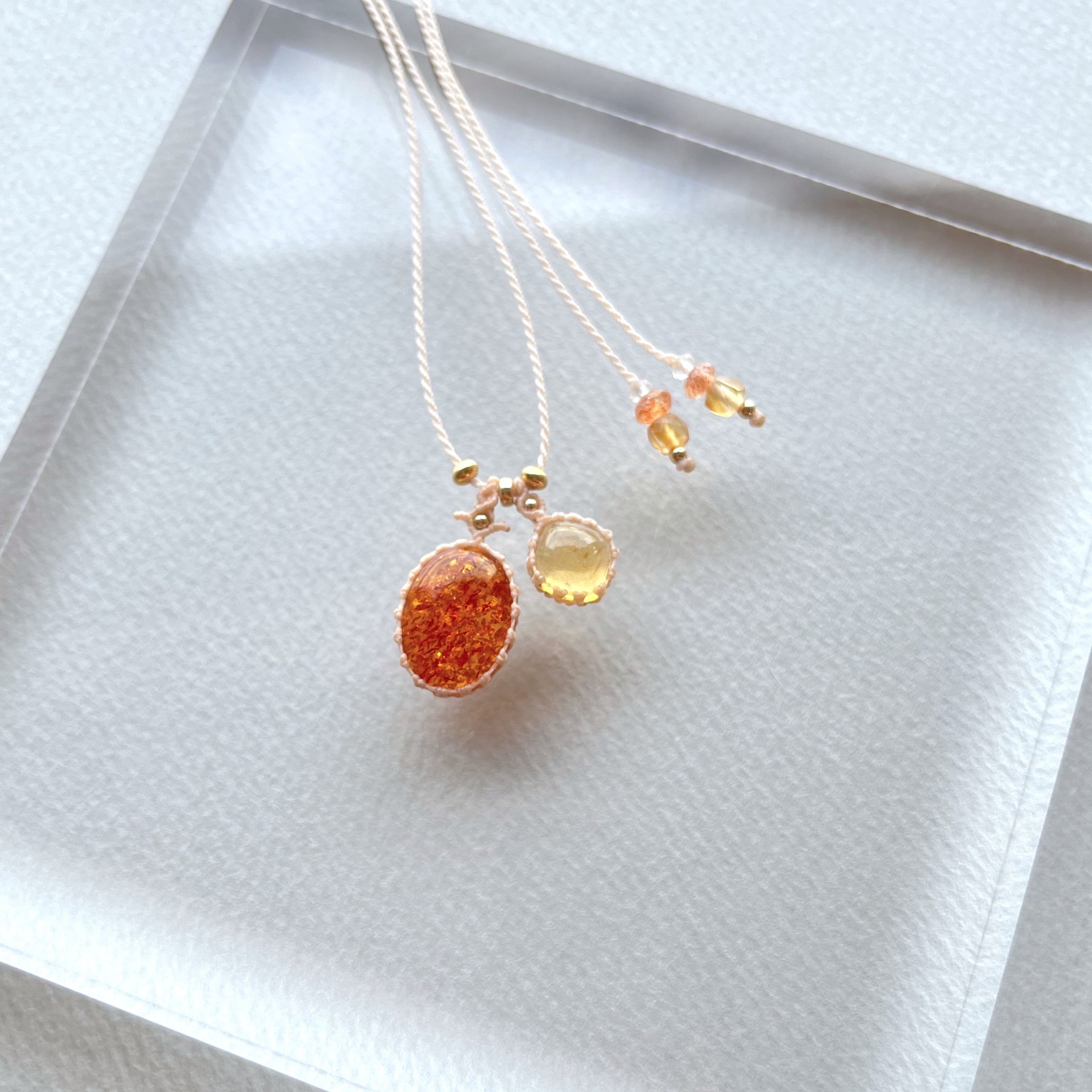 バルティックアンバーとシトリンのマクラメ編み 天然石ネックレス