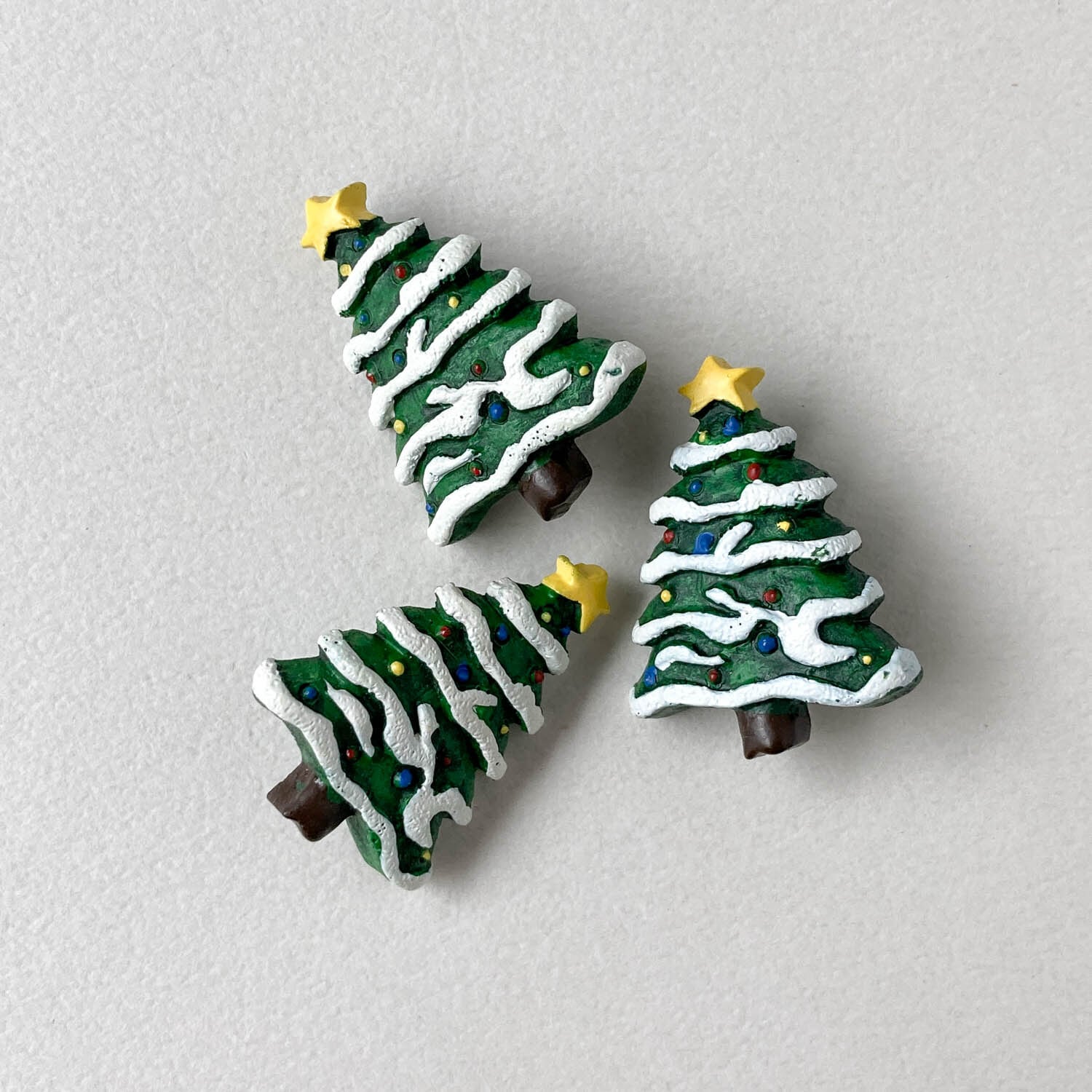 雪が積もったクリスマスツリーのフランスボタン（26mm） | Dua