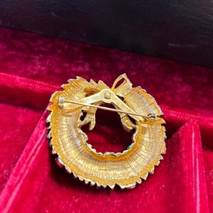 Christmas green leaf brooch