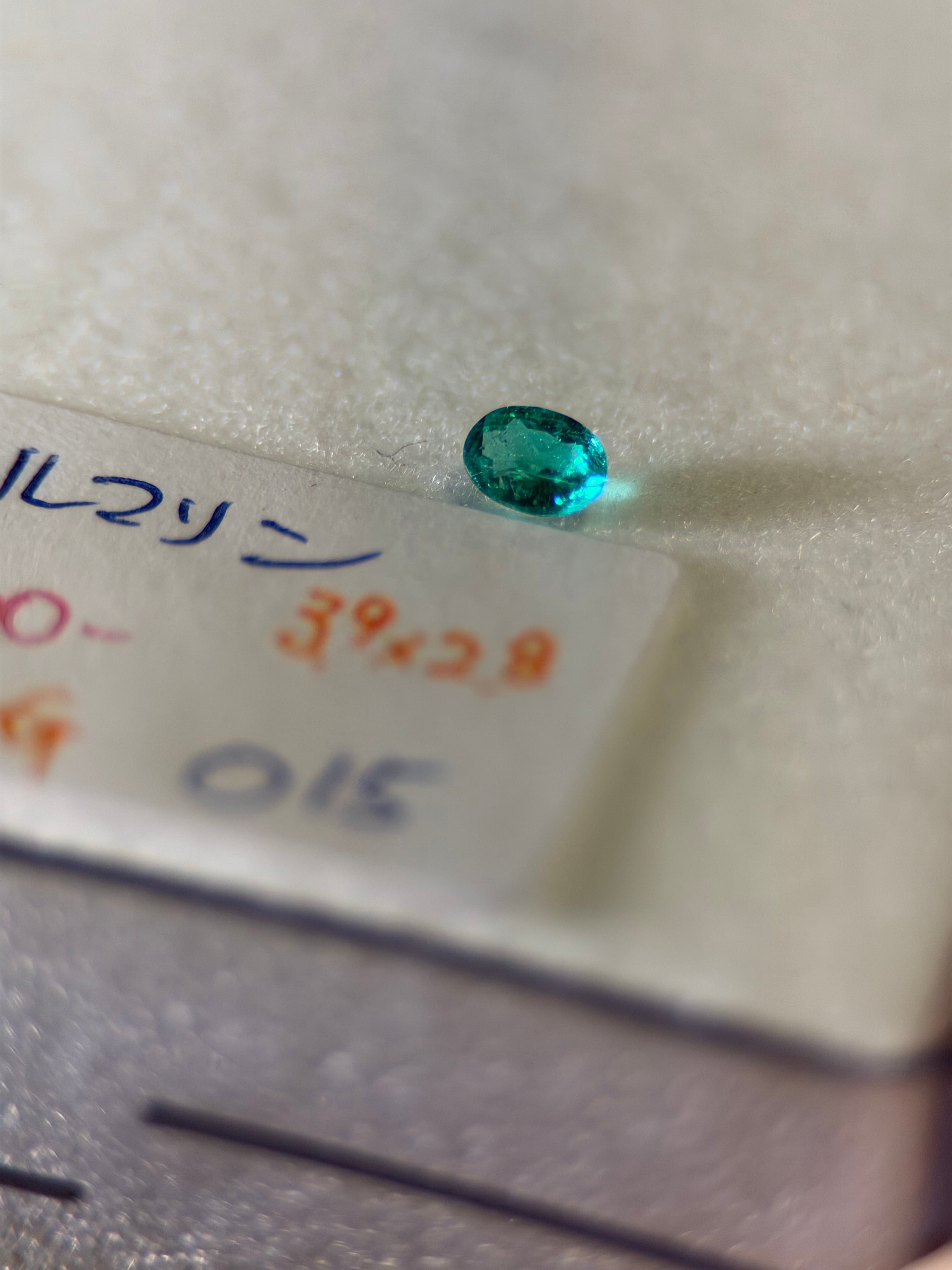 レッドベリル 0.160ct 長細いトリリアント | パライバトルマリン レッドベリル 0.160ct 長細いトリリアント | パライバトルマリン