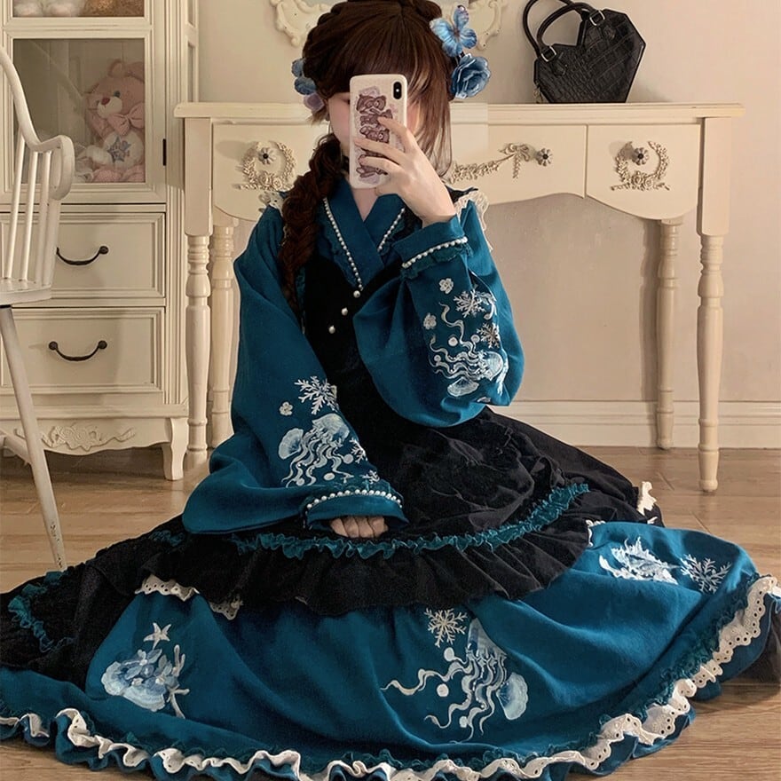 中華ゴシック 宵闇に咲く刺繍と月光のフリルが織りなす耽美なドレス