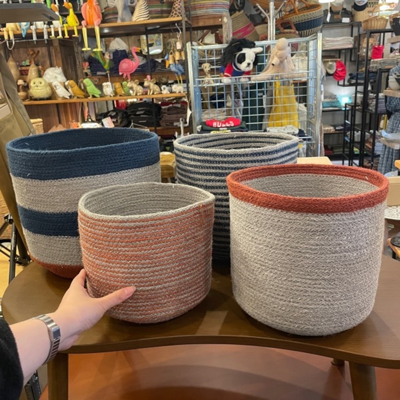 Bangladesh Basket U-shaped colored jute M / バングラデシュ バスケット Uシェイプ カラージュート 収納カゴ リビング収納 ナチュラル ハンドメイド 手作り 天然素材 インテリア雑貨 編みかご 小物入れ ギフト プレゼント かわいい カラフル