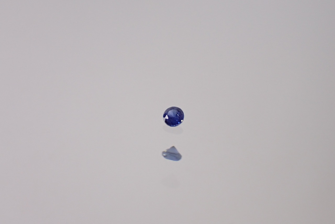 サファイア（非加熱）　0.03ct　[C4‐1110]