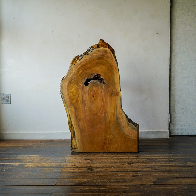 重厚な雰囲気のセンターテーブル