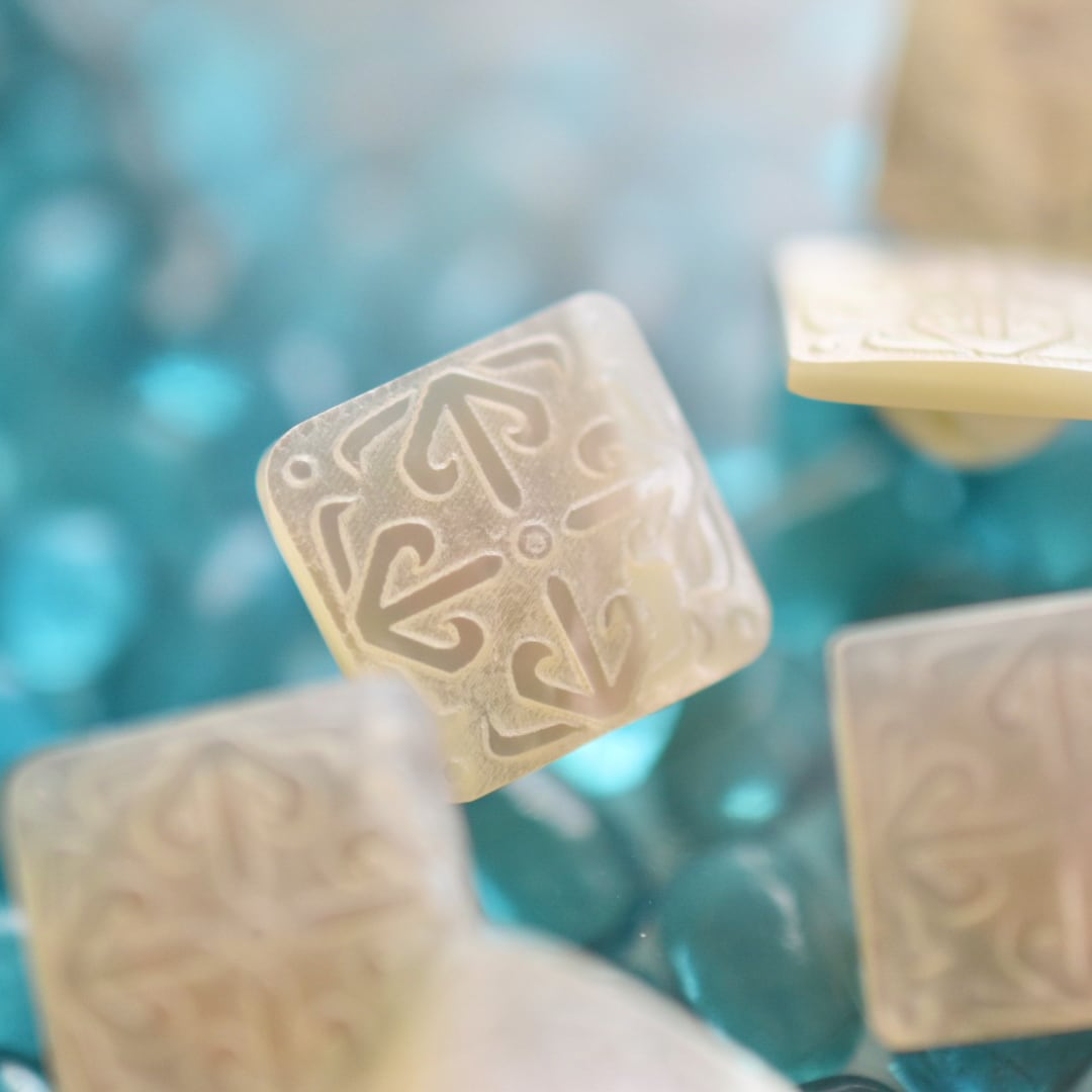 パールホワイト アールデコ調スクエア 15mm