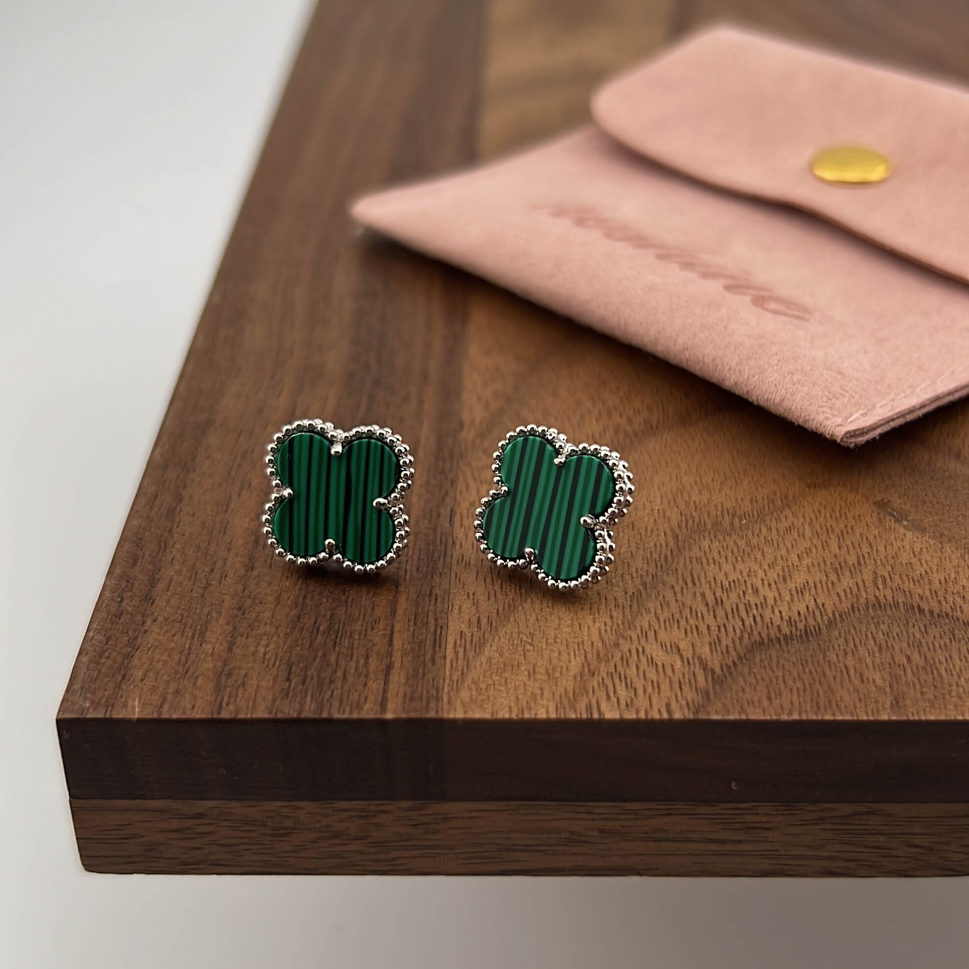 クローバーピアス　マラカイト Amazon | マラカイト と 四葉 の クローバー の ピアス | ピアス 通販
