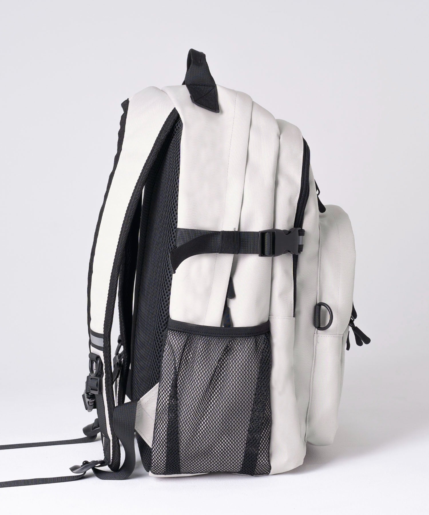 ユニセックス向けのブランドをメインにした、カジュアルな洋服や服飾