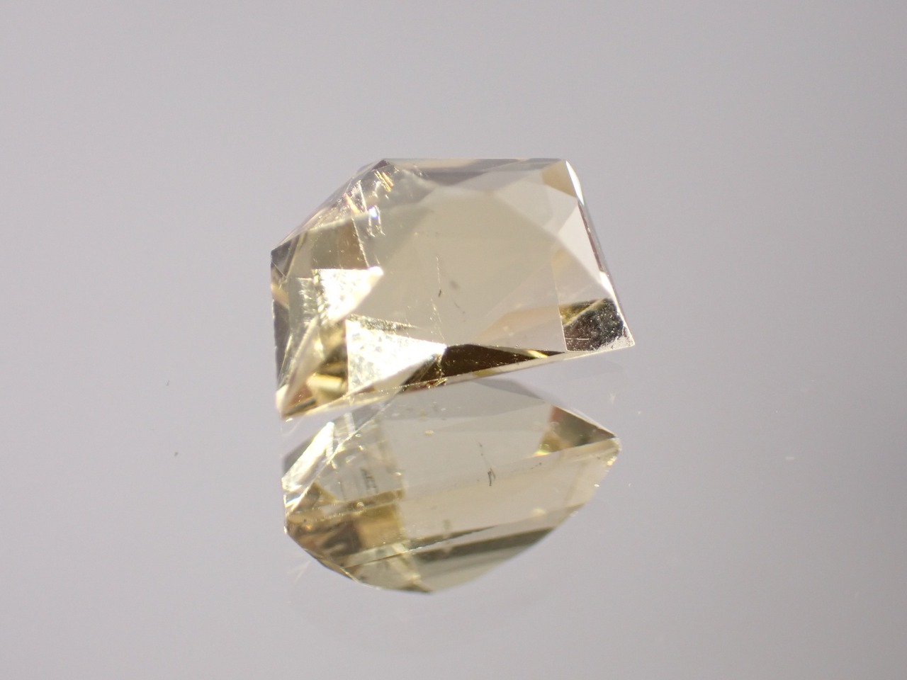 イエロースキャポライト　3.34ct　[C13‐279]