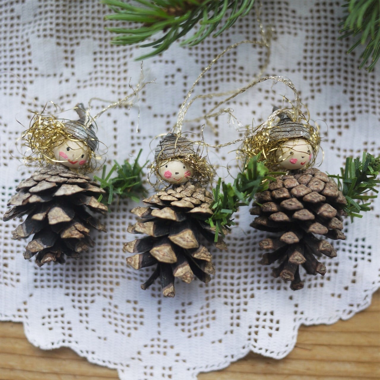まつぼっくり天使3人 Tannenzapfen こりすオリジナル | こりすのパン屋