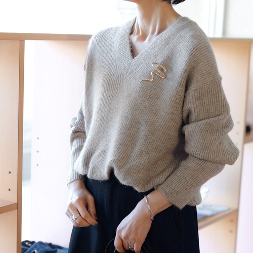 Priority (プライオリティ)　ツイステッドバルーンヘム　ルーミーVネック ニット