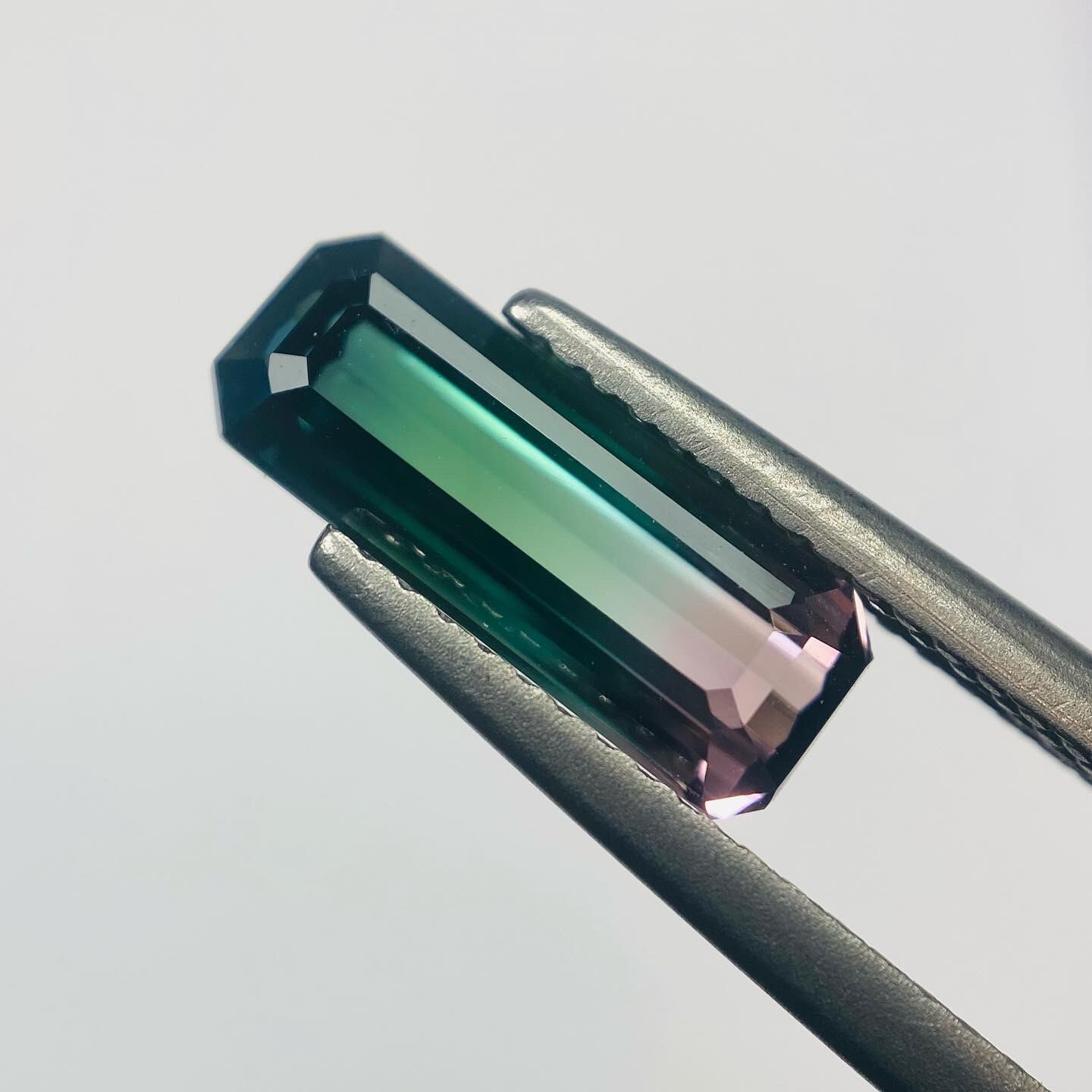 珍しい補色の概ねルーペクリーンな高品質パーティーカラートルマリン